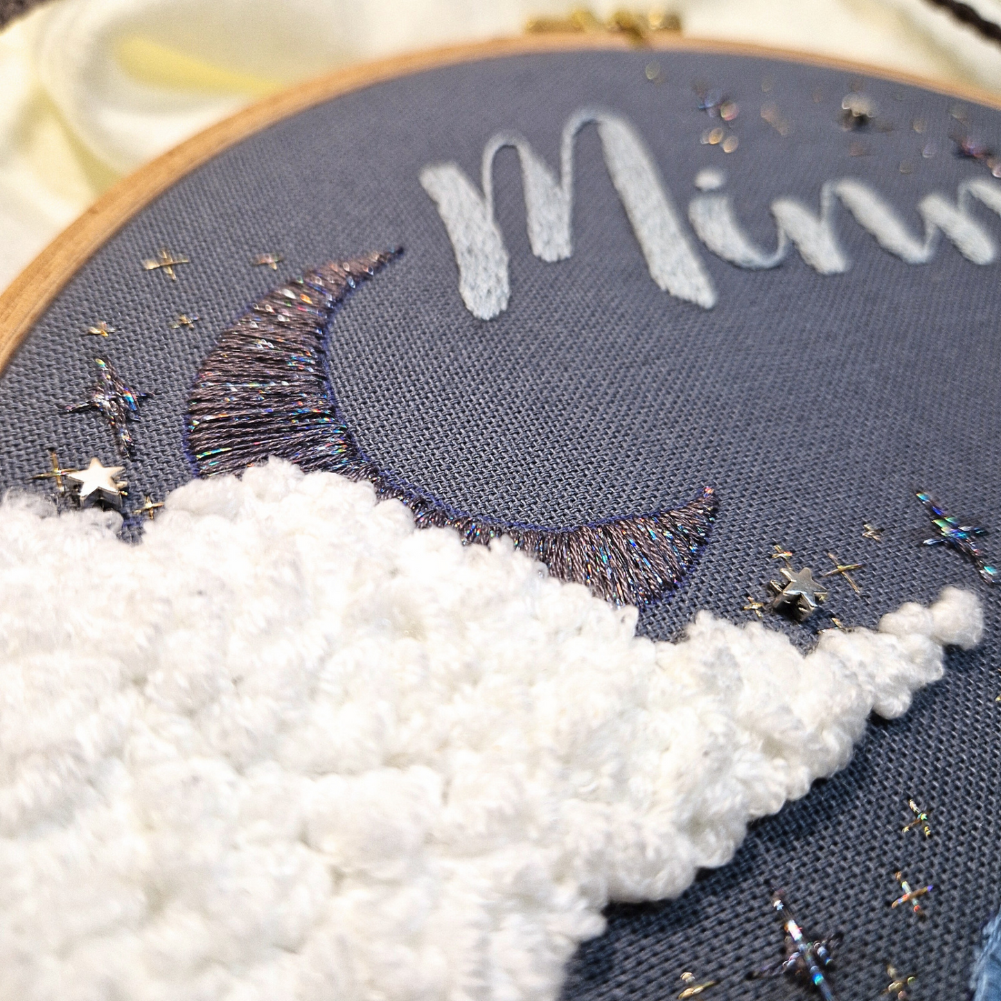 Metallic Garn in Grau mit holografischem Schimmer