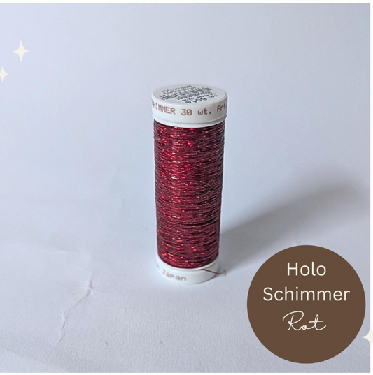 Eine Spule roten Metallic-Garnes mit einem weißen Etikett, auf dem "Schimmer 30 wt. Art." steht.