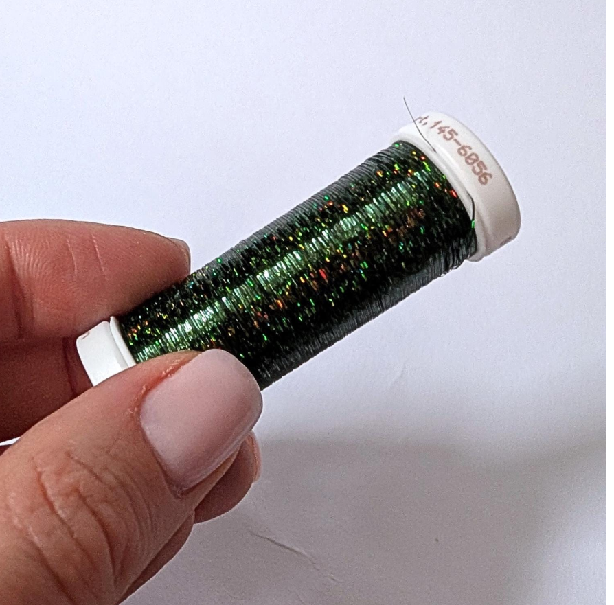Metallic Garn in Dunkelgrün mit holografischem Schimmer
