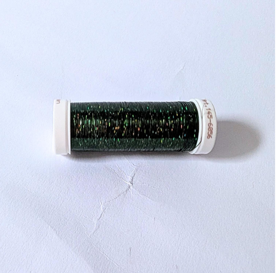 Metallic Garn in Dunkelgrün mit holografischem Schimmer