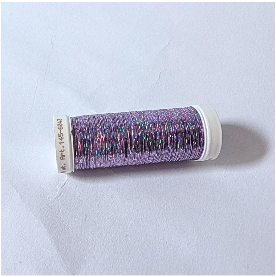 Metallic Garn in Lila mit holografischem Schimmer