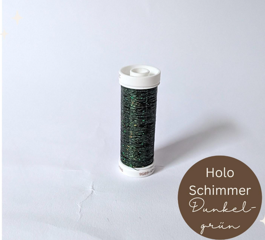 Eine Spule mit grünem, schimmerndem Metallic-Garn mit einem weißen Etikett mit der Aufschrift "#115-6865".